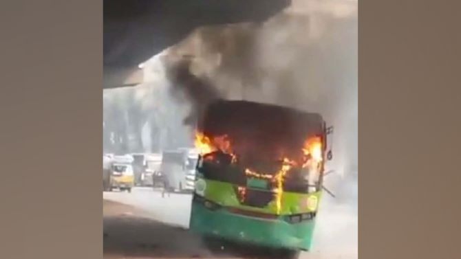 রাজধানীর উত্তরায় পার্কিং করা বাসে আগুন