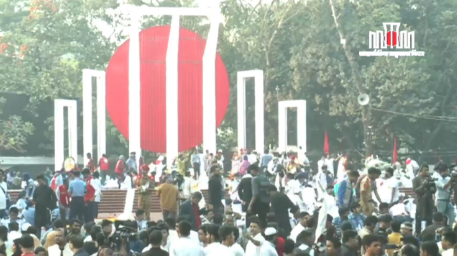 ভাষাশহীদদের প্রতি শ্রদ্ধা জানাতে কেন্দ্রীয় শহীদ মিনারে জনতার ঢল