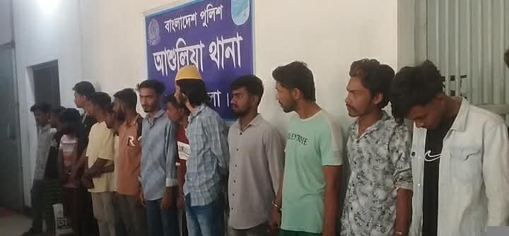 আশুলিয়ার জামগড়ায় পুলিশের অভিযানে কিশোর গ্যাং সদস্য ১৪ জন'সহ ২১জনকে গ্রেফতার