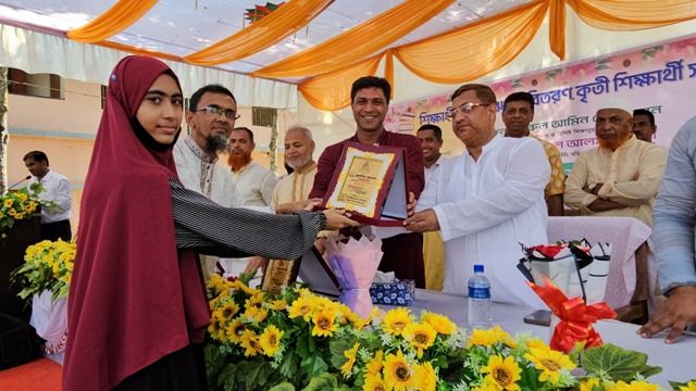 কৃতি শিক্ষার্থী সংবর্ধনা ও অর্ধশতাধিক শিক্ষার্থীর মাঝে বই বিতরণ