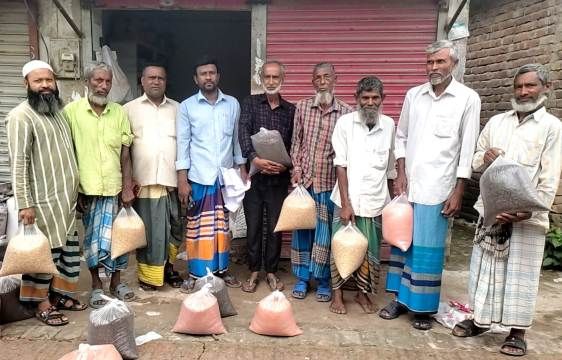 হোমনার দুলালপুরে বিনামূল্যে কৃষি প্রণোদনার সার ও বীজ বিতরণ