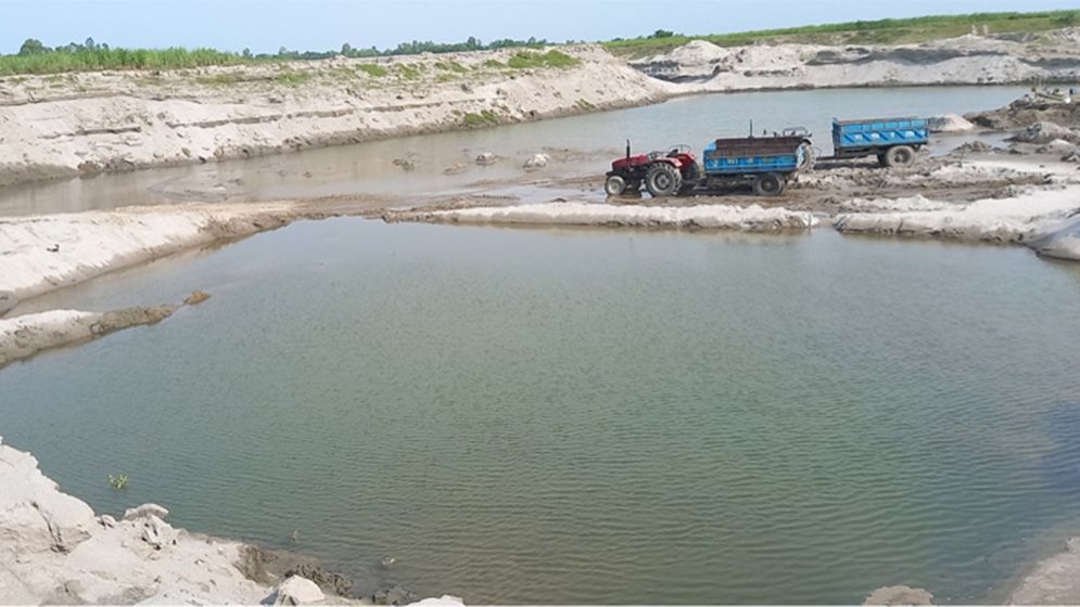 প্রভাবশালীদের সহযোগীতায় অবৈধভাবে যমুনা নদীর তলদেশ থেকে বালু উত্তোলনের অভিযোগ