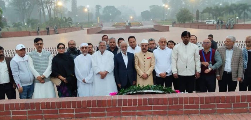 জাতীয় স্মৃতিসৌধে তারেক রহমানের পক্ষে পুষ্পস্তবক অর্পণ করেন দলটির সিনিয়র নেতারা