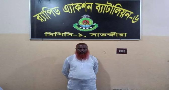 সাতক্ষীরায় সংঘবদ্ধ ডাকার দলের সদস্য সাত মামলার আসামী রবিউল গাজী কে আটক করেছে
