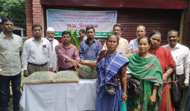 মাটিরাঙ্গায় ক্ষুদ্র ও প্রান্তিক কৃষক,বিভিন্ন প্রতিষ্ঠানের মাঝে বিনামূল্যে ধান বীজ,ও সার
