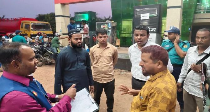 খুলনায় ১০ লিটার তেলে ৮২০ গ্রাম কম, ৩০ হাজার টাকা জরিমানা আদায় করেছে ভ্রাম্যমান আদালত