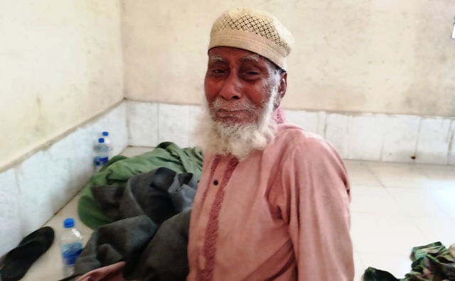 থানায় কাঁদছিলেন অসহায় বৃদ্ধা স্বজনদের খুজে পাচ্ছে না পুলিশ