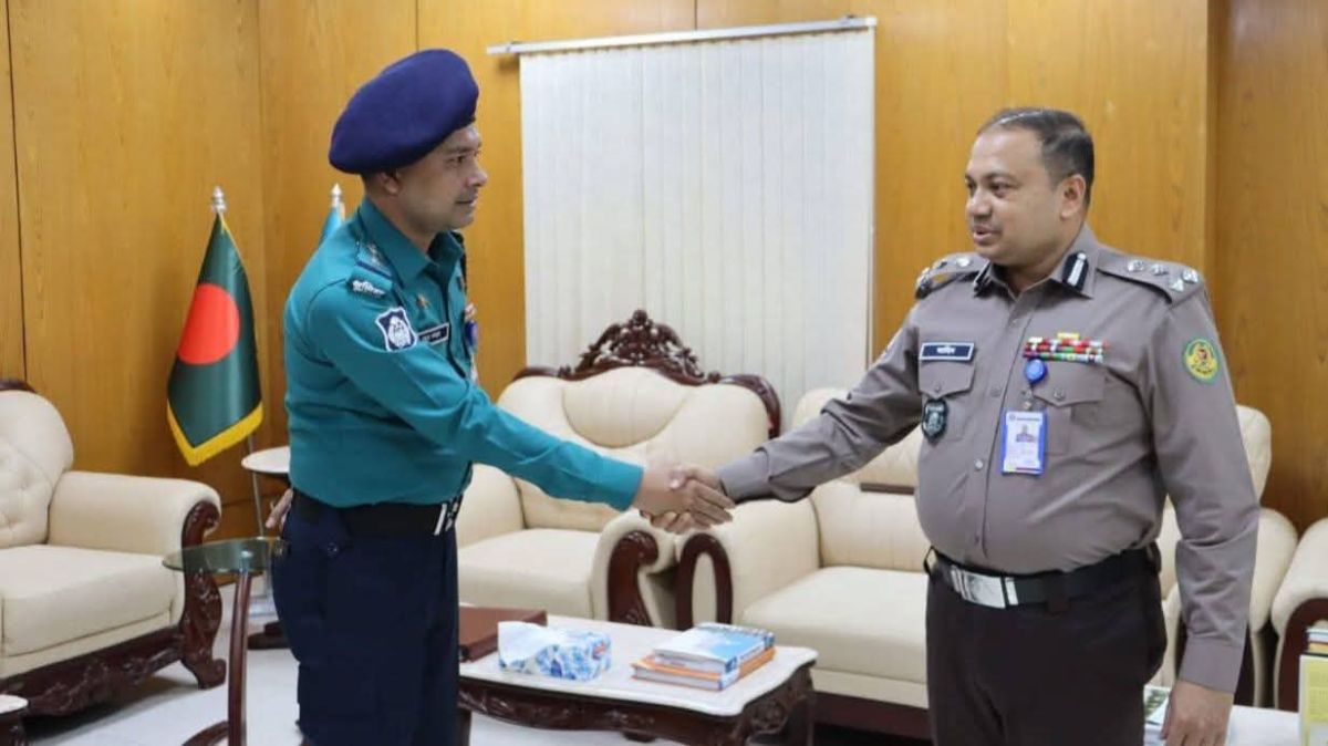 খুলনায় কে এমপির পুলিশ সদস্যকে পদোন্নতিপ্রাপ্ত র‌্যাংক ব্যাজ পরালেন পুলিশ কমিশনার
