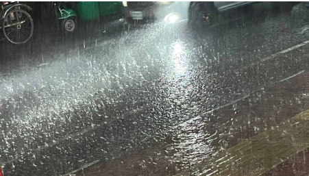 রাজধানী ঢাকায় ঝড়ো হাওয়ার সঙ্গে বজ্রসহ বৃষ্টি