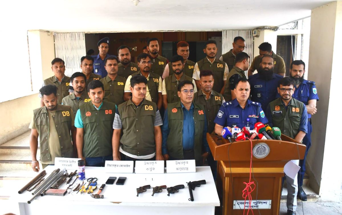 পাবনায় বিদেশি অস্ত্র-গুলিসহ যুবক গ্রেপ্তার