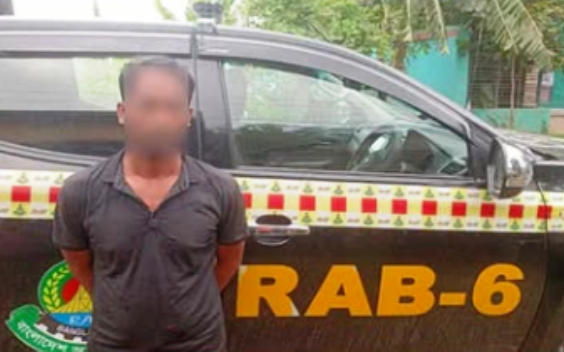 র‌্যাব-৬ কর্তৃক খালিশপুর থেকে তাঁতীদল নেতা সোনামিয়া হত্যা মামলার আসামি অহিদকে আটক করেছে