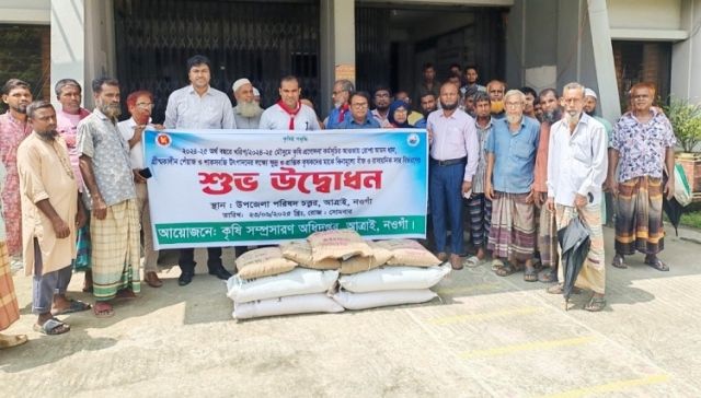 আত্রাইয়ে কৃষকদের মাঝে বিনামূল্যে বীজ ও সার বিতরণ