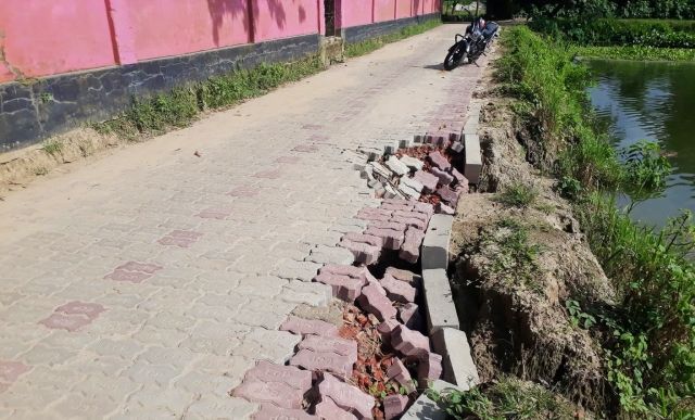 আত্রাইয়ে নির্মাণ কাজ শেষ না হতেই সড়কে ধস