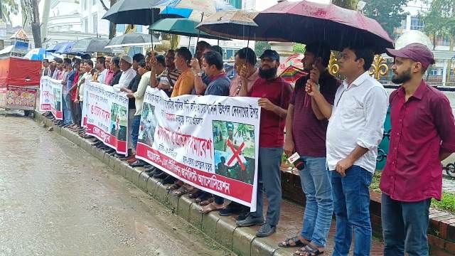 ভোলায় সাংবা‌দিকের উপর হামলায় জ‌ড়িতদের গ্রেফতার ও দৃষ্টান্তমূলক শা‌স্তির দাবীতে মানববন্ধন
