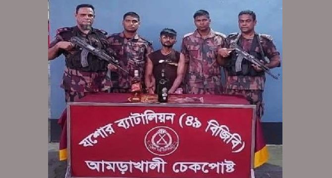 যশোরের কুখ্যাত সন্ত্রাসী পিচ্চি রাজা বিজিবি'র হাতে আটক