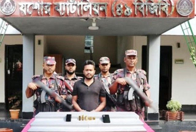 যশোরে ৫টি স্বর্ণের বারসহ পাচারকারী আটক