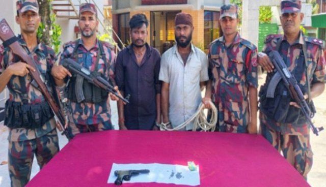 বেনাপোল স্থলবন্দরে ভারতীয় কাঁচা মরিচবাহী ট্রাকে পিস্তল গুলিসহ চালক ও হেলপার আটক