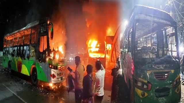 রাজধানীতে মধ্যরাতে ৩ বাসে আগুন