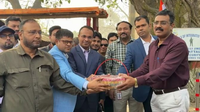 হিলিতে ভারতীয় কাস্টমস ও বিএসএফকে মিষ্টি উপহার দিয়ে আন্তর্জাতিক কাস্টমস দিবস পালন