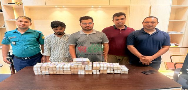 ডলার ক্রয়ের নামে প্রতারণাঃ কোটি টাকার জাল নোটসহ গ্রেফতার-২