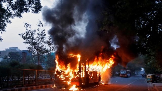 বাসে আগুনে অন্তত ১৯ জনের মৃত্যু