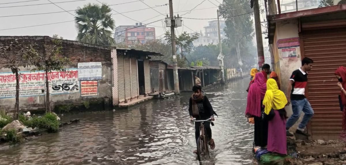 আশুলিয়ার জামগড়ায় বৃষ্টি ছাড়াই জলাবদ্ধতা,পানির নিচে রাস্তা- জনগণের চরম ভোগান্তি