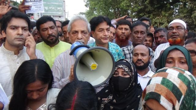 মাগুরার শালিখাতে ধানের শীষের প্রচারণা ও লিফলেট বিতরণে এ্যাড. নিতাই রায় চৌধুরী