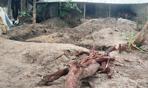 তানোরে কবরস্থান দখল করে বাড়ি নির্মাণের পরিকল্পনা উত্তেজনা
