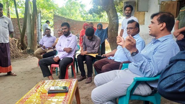 ইউএনও খুলে দিলেন চলাচলের বন্ধ রাস্তা: নিষ্পত্তি করলেন দু’পরিবারের দীর্ঘদিনের দ্বন্দ্ব