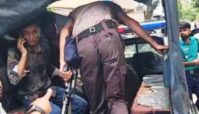 খুলনায় ফ্ল্যাটে অসামাজিক কার্যকলাপ ও মাদক সেবন: নারী-পুরুষসহ আটক একাধিক