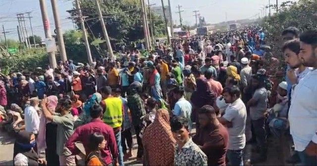 সাভারে ইটভাটা সচল রাখার দাবিতে মহাসড়ক অবরোধ,তীব্র যানজট