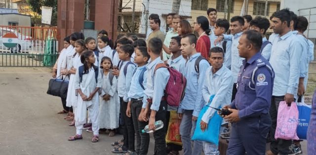 ভারতে পাচারের শিকার ৩০ কিশোর কিশোরীকে বেনাপোলে পুলিশে হস্তান্তর