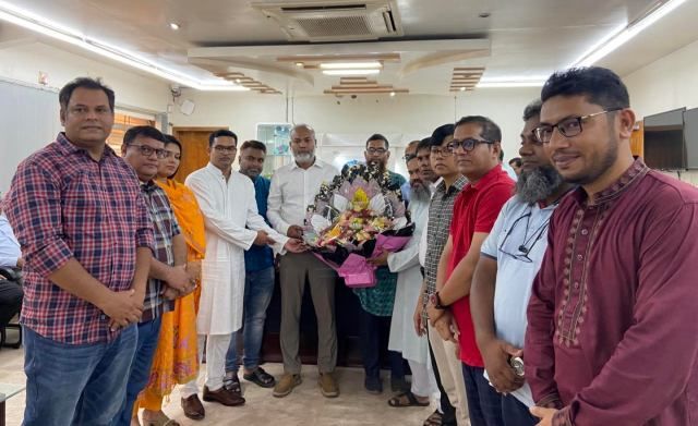 নতুন উপাচার্যের যোগদানের দিনেই পদোন্নতির দাবি জানালেন ববি শিক্ষকরা