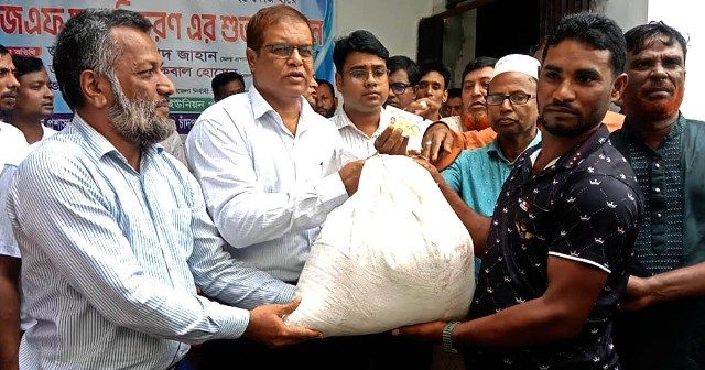 তজুমদ্দিনে জেলে ভিজিএফ চাল বিতরণ কার্যক্রম উদ্বোধন : ভোলা জেলায় ১লাখ ৪৩ হাজার জেলের জন্য ৩৫৮৫ মেট্রিক টন চলা বরাদ্দ