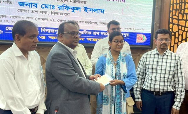 শ্রম ও কর্মসংস্থান সচিব শ্রমিক ও মেধাবী শিক্ষার্থীদের চেক দিলেন