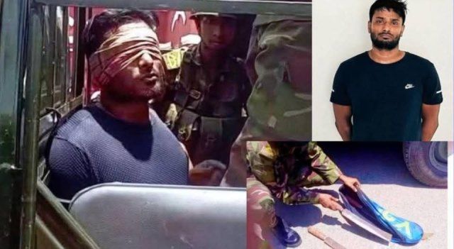খুলনার নগরীর আদালতের সামনে থেকে তিনটি চাপাতিসহ এক যুবক কে আটক করেছে
