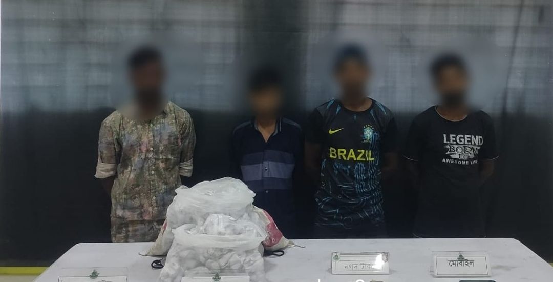 গাজা সহ ৪ জন মাদক ব্যবসায়ীকে রাজধানীর পল্টন থানাধীন এলাকা হতে গ্রেফতার করেছে র‍্যাব-৩