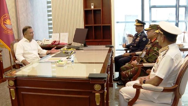 প্রধানমন্ত্রীর সঙ্গে তিন বাহিনী প্রধানের সাক্ষাৎ