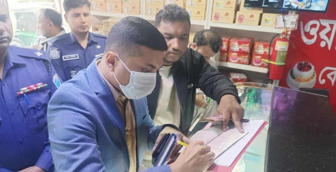 সিরাজদিখানে ভ্রাম্যমাণ আদালত পরিচালনা করে এক বেকারীর মালিক কে জরিমানা