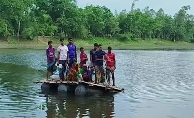 ফুলবাড়ীতে এক বছরে ব্রীজ নির্মাণ সম্পন্ন করার কথা শেষ হয়নি চার বছরেও পারাপারে ভোগান্তি