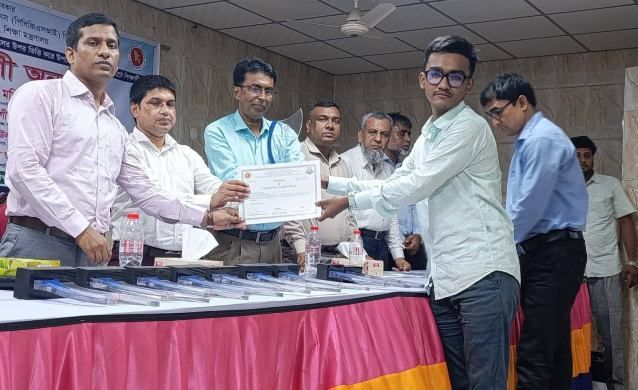 মাগুরায় এস এস সি এইস এস সির শ্রেষ্ঠ শিক্ষার্থীদের মাঝে পুরস্কার বিতরণ