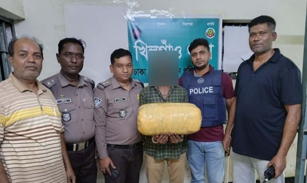 ১০ কেজি গাঁজাসহ একজন মাদক কারবারিকে গ্রেফতার করেছে খিলগাঁও থানা পুলিশ