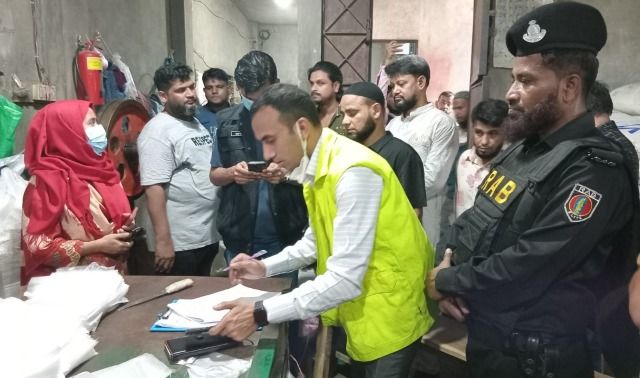 রাজধানীর চকবাজারে র‌্যাবের ভ্রাম্যমান আদালত কর্তৃক রিমানা ও বিপুল পরিমাণ নিষিদ্ধ পলিথিন জব্দসহ সীলগালা