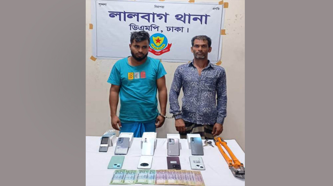 মোবাইলের দোকানে চুরি: মোবাইল, নগদ টাকা ও চুরির সরঞ্জামসহ দুই চোর গ্রেফতার