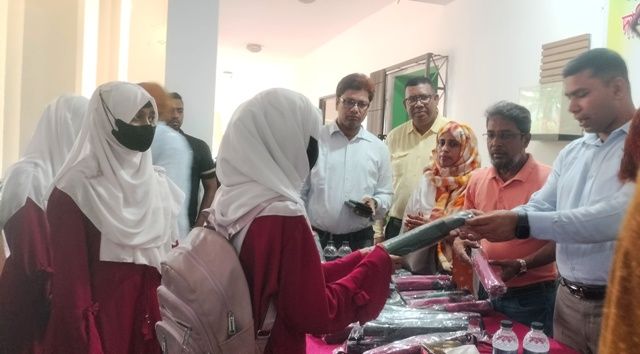 তানোর পৌরসভায় শিক্ষার্থীদের মাঝে ছাতা বিতরণ