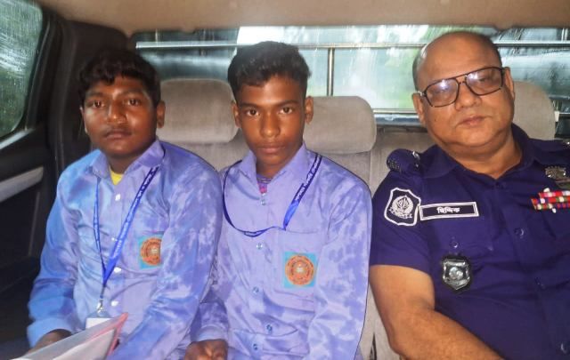 বৃষ্টিতে ভেজা পরীক্ষার্থীদের কেন্দ্রে পৌঁছে দিয়ে মানবতার দৃষ্টান্ত স্থাপন করলেন ওসি