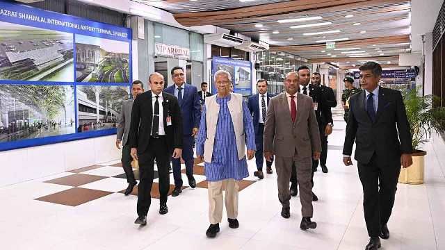 প্রধান উপদেষ্টা লন্ডনের উদ্দেশে ঢাকা ছাড়লেন