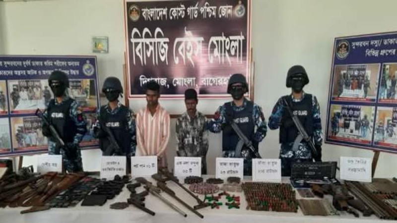 সুন্দরবনে অভিযানে অস্ত্র ও গোলাবারুদসহ দুর্ধর্ষ ডাকাত করিম শরীফ বাহিনীর দুই সহযোগী আটক