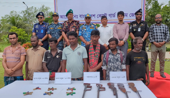 অন্ধকার পথ ছেড়ে আবারও আলোয়: কোস্ট গার্ডের কাছে সুন্দরবনের ‘ছোট সুমন বাহিনী’র আত্মসমর্পণ