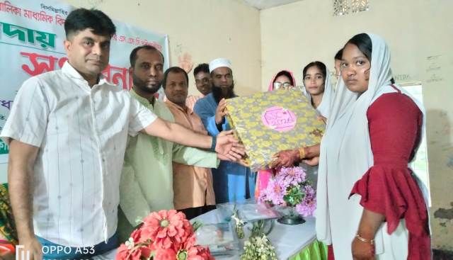 ঝালকাঠির সাওরাকাঠি বালিকা বিদ্যালয়ে এসএসসি পরীক্ষার্থীদের বিদায় সংবর্ধনা